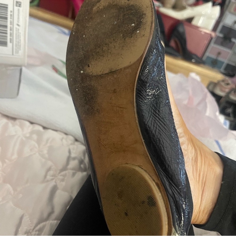 CHANEL Navy and Cream Flats - Picture 13 of 16